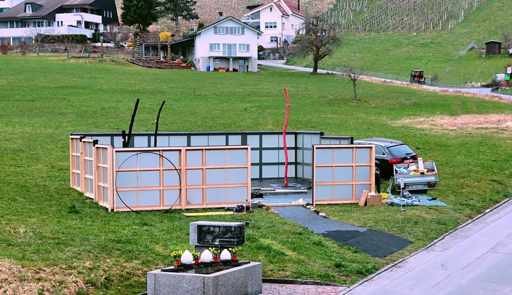 René Düsel aus Buchs schafft hier eines von acht Gartenprojekten, die ab Ende April in Berneck zu bewundern sind. 