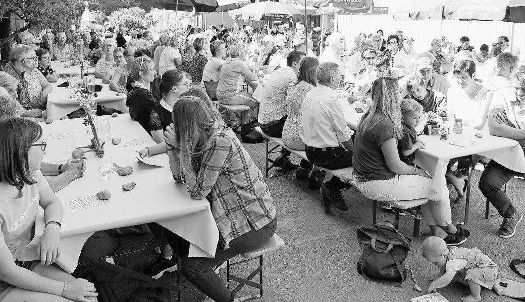 Über 100 Gottesdienstbesucher nahmen am Feldgottesdienst auf dem Bauernhof von Heinz und Carmen Nüesch im Krummensee teil. 