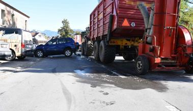 Auto blieb an Traktor hängen