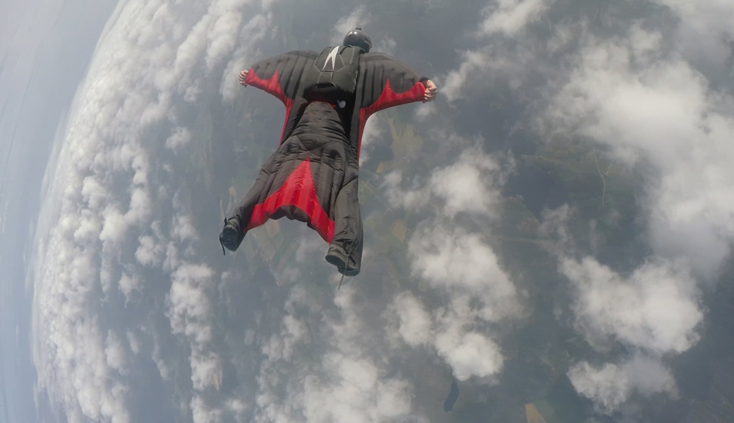 Eine Extremsituation überlebt: So geht es den Wingsuit-Springerinnen
