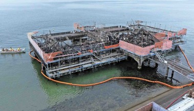 Die Brandruine der Badhütte bleibt bis  zum Wiederaufbau