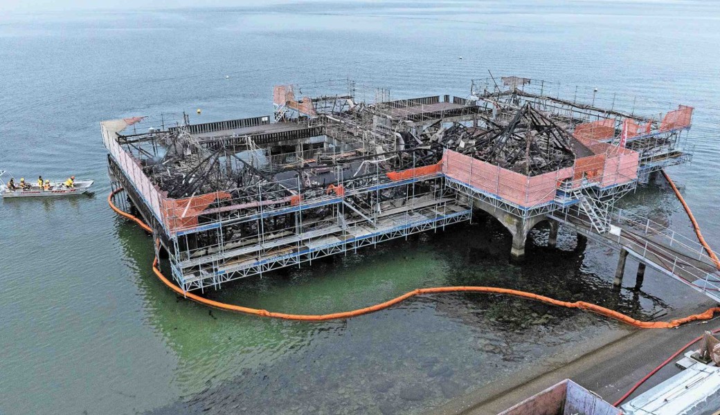Die Brandruine der Badhütte bleibt bis  zum Wiederaufbau