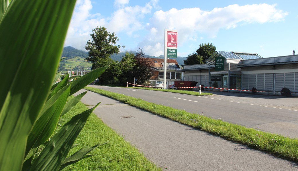 Die Täter kamen in gestohlenen Autos und nahmen mehrere Waffen mit