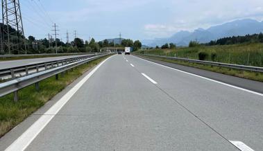 Zwei Autos prallen auf der Autobahn ineinander