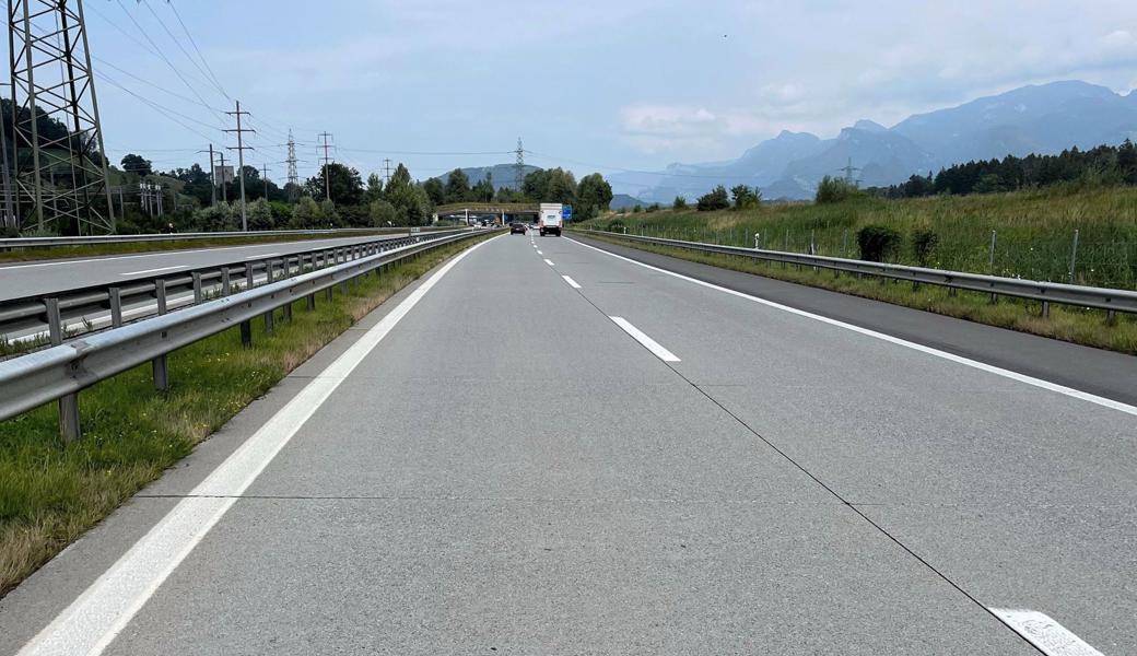 Die Unfallstelle auf der Autobahn in Rüthi.