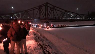 Video: Fackelumzug mit Trychlern zog den Rhein entlang