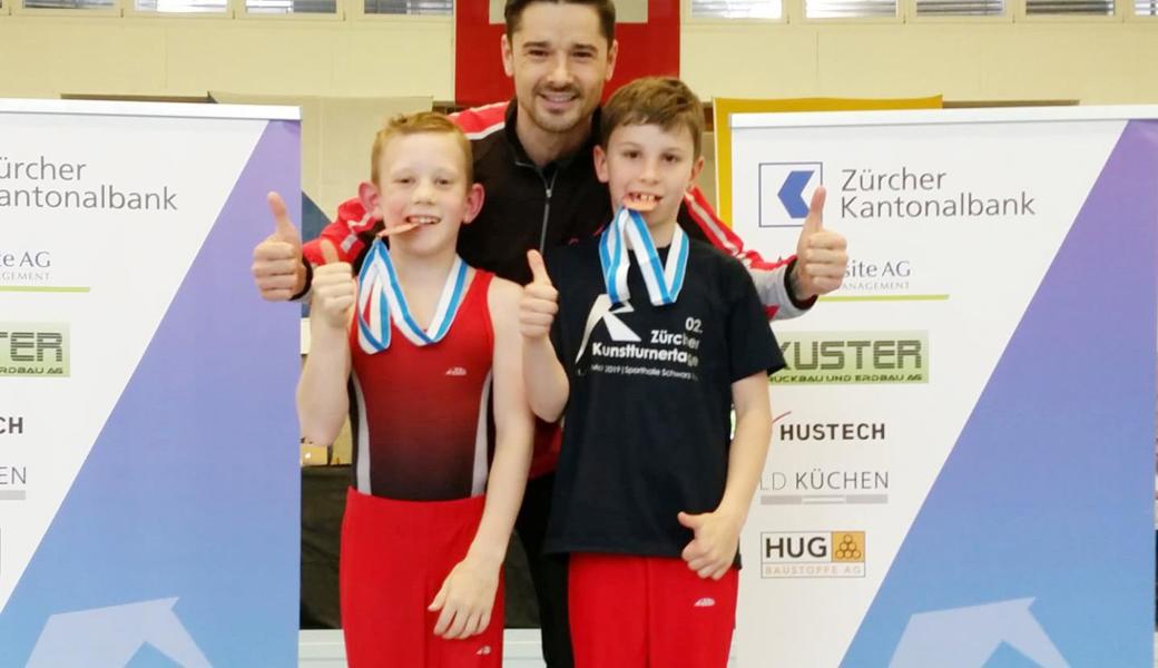 Flavio Hauser und Noah Bischof erturnten sich eine Auszeichnung, sehr zur Freude des Trainers.