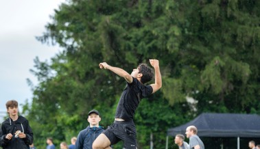 Plausch trotz Regenwetter am Montlinger Faustballturnier