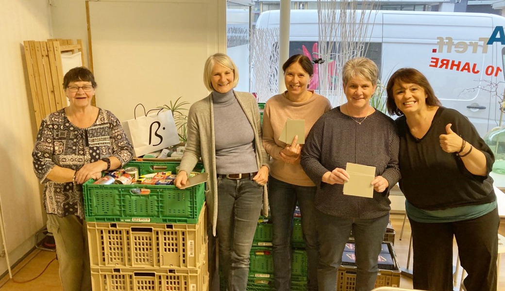 A-Treff-Leiterin Maria Garcia (rechts) freut sich über die Spenden, die der Gemeinnützigen Frauenverein Diepoldsau gesammelt hat. (Bild: pd)