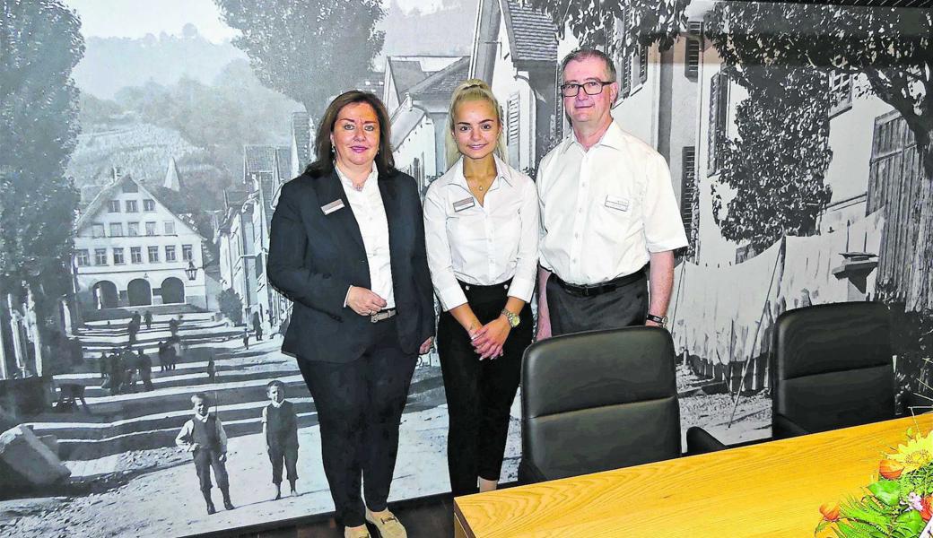 Elfi Rhomberg, Elida Qafleshi und Bankleiter Reto Zellweger (von links) zeigten voller Freude die neu gestalteten Räume.