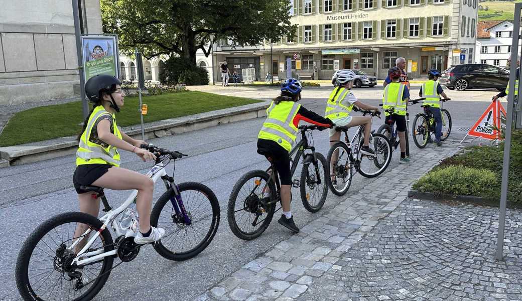 Die Vorderländer Sechstklässlerinnen und Sechstklässler fuhren im praktischen Teil der Prüfung durchs Zentrum von Heiden.