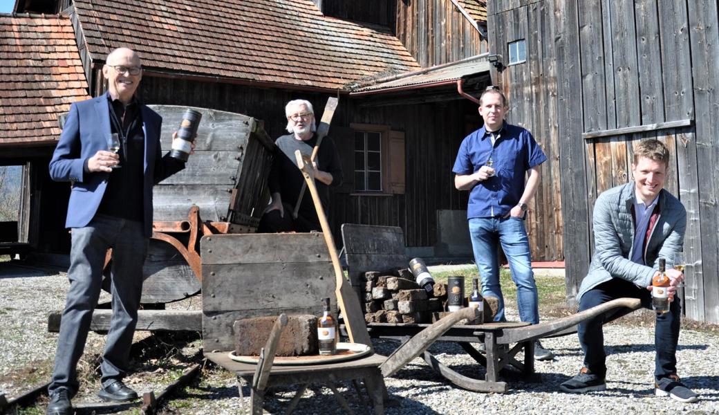 Vorgestellt wurde der «Schollamühli»-Whisky von drei Vertretern der Sonnenbräu AG, Arnold Graf (VRP), Braumeister Steffen Pawlak und Marketingleiter Dominik Sieber (v. l.) Im Hintergrund Beat Stoller, bei Pro Riet Rheintal für die Schollenmühle zuständig.  