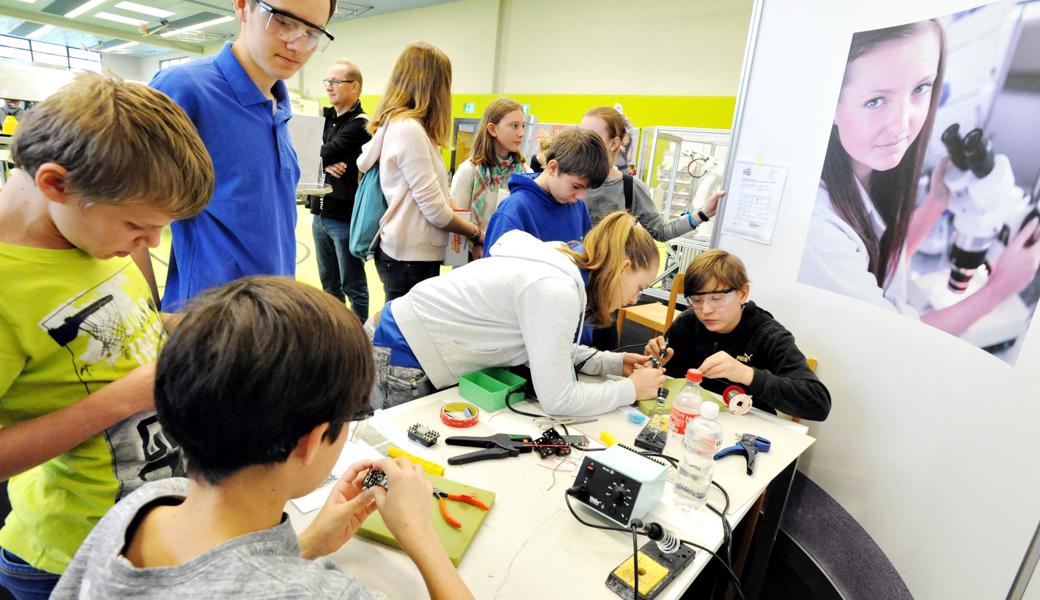 Jugendliche informieren sich an einem Berufswahlevent über die Lehrberufe in den Rheintaler Industriebetrieben.