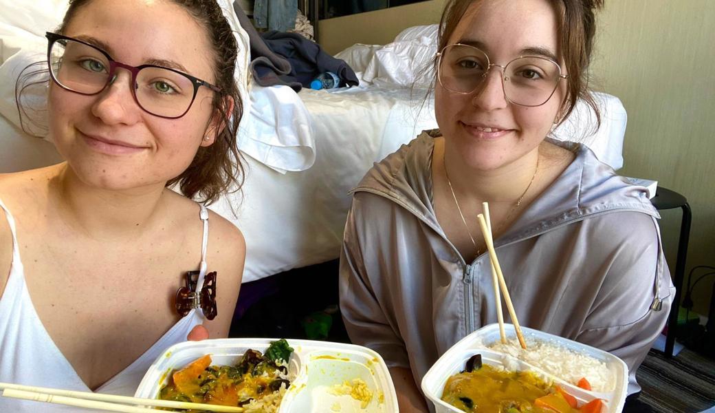 Salat zum Frühstück und jeden Tag Reis. Joelle (links) und Sari (rechts) freuten sich nach der Quarantäne auf das Essen ausserhalb des Hotels.