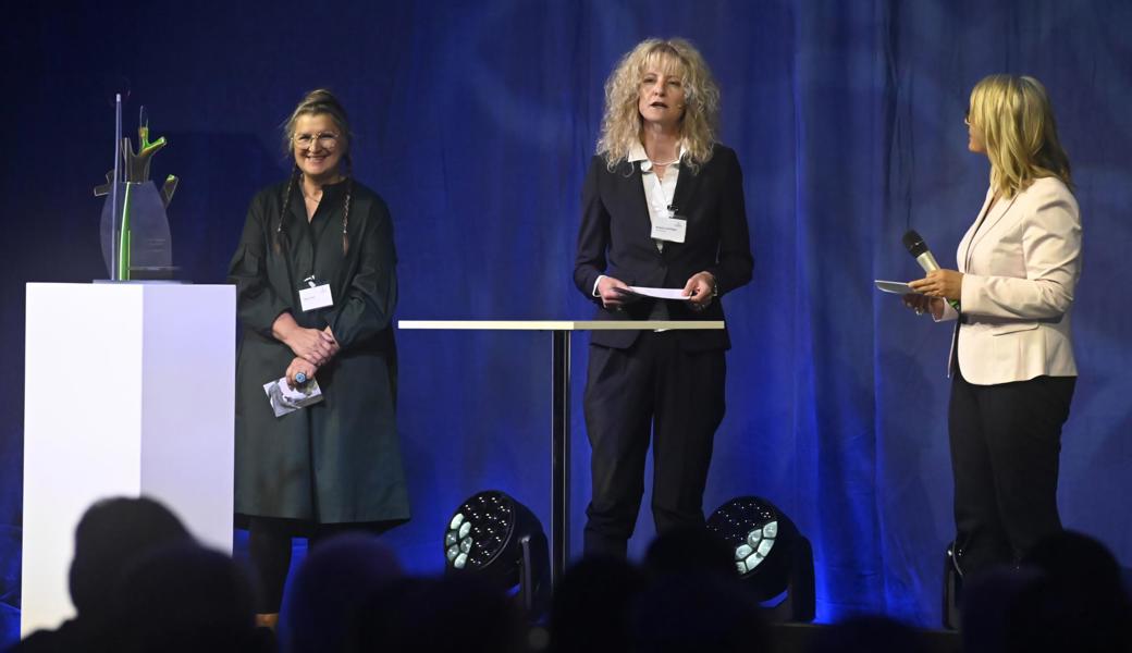 Der neue Preis der Rheintaler Wirtschaft, gestaltet von Karin Thür (links), bewundert von Brigitte Lüchinger und Sonja Hasler.