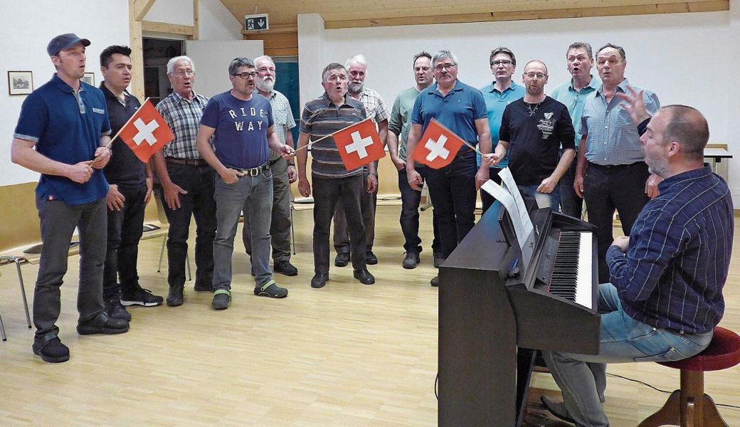 Der Männerchor Kobelwald bei einer Probe zum Unterhaltungsabend «echt schwiizerisch» vom Samstag,  15. Juni. Am Klavier Chorleiter Mathias Wachter. 