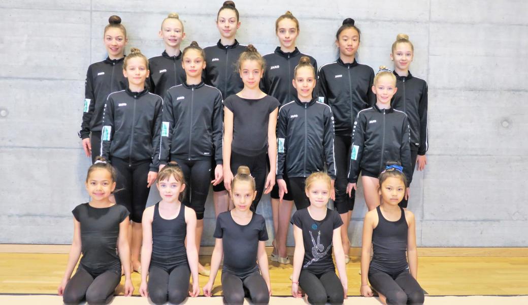 Gymnastinnen des RLZ RG Ost mit Rheintalerinnen (hintere Reihe von links): Die Juniorinnen Lea Schefer und Leni Leufen sowie Tina Schefer, alle Berneck. Mittlere Reihe von rechts: Shania Hutter, Diepoldsau, und Elisiana Nikaj, Berneck. Vordere Reihe in der Mitte: Marilena Nikaj, Berneck.