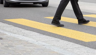 Fussgänger auf Zebrastreifen von einem Lieferwagen angefahren