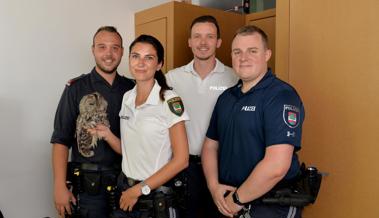 Polizei rettet Vogel von den Gleisen