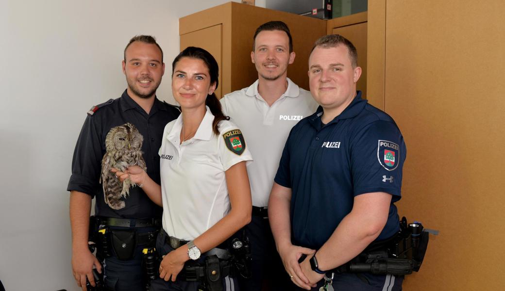 Die Stadtpolizei trat als Retter des Waldkauzes auf.