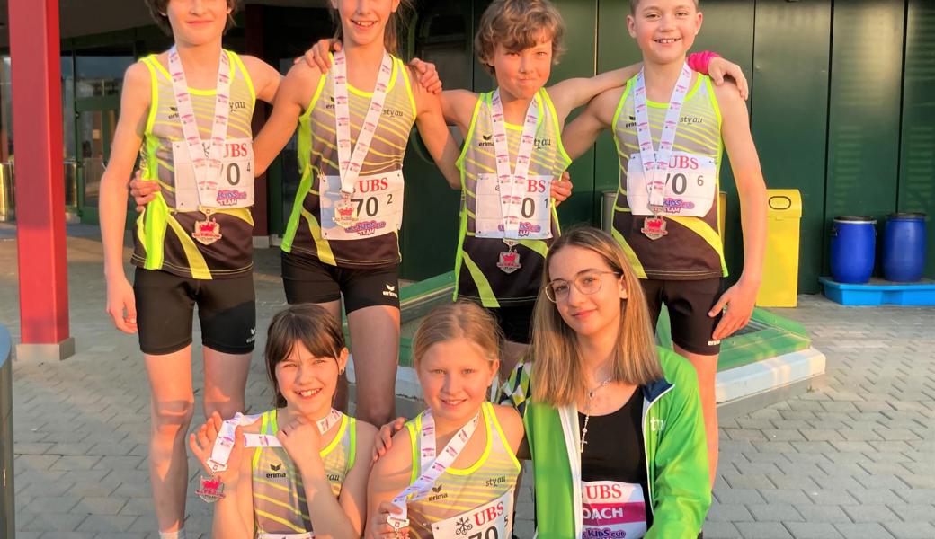 Das U12-Mixed-Team des STV Au freut sich über den zweiten Rang. Hinten von links Tony Sonderegger, Josefina Tobler, Johannes Suntinger und Lias Eggenberger. Vorne von links Amelie Capovilla, Anna-Sophie Schelling und Coach Valentina Vuco.