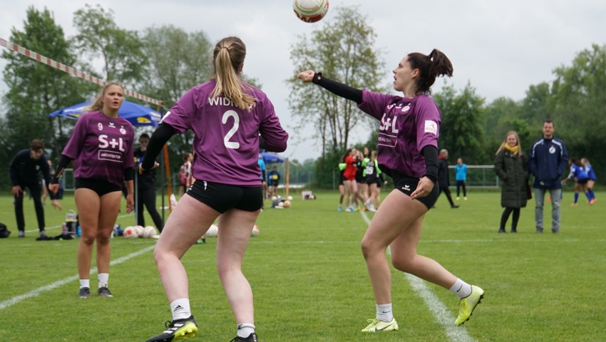 Die Widnauerin Luana Liechti beim Zuspiel für ihre Teamkollegin Lili Strauch. Widnau spielt am Sonntag zu Hause.