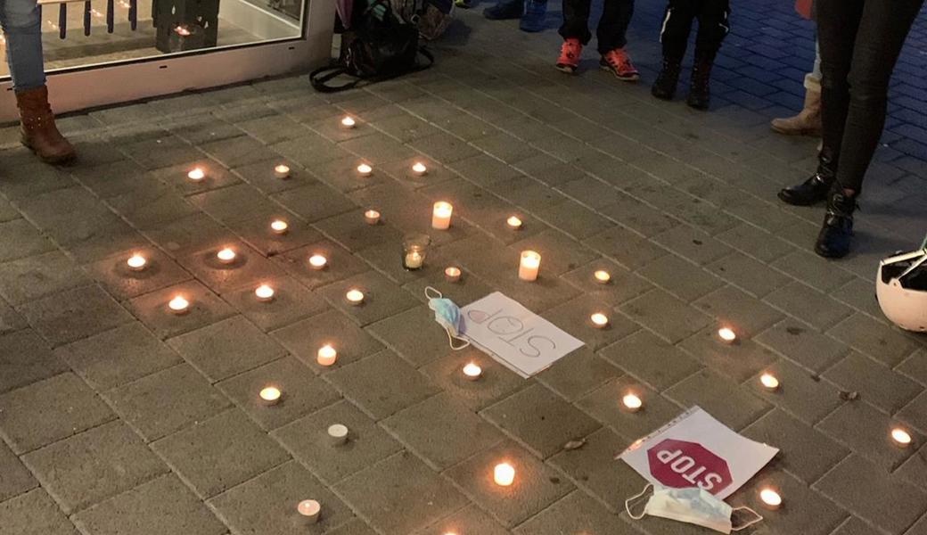 Stiller Protest vor dem Widnauer Schulhaus Wyden.