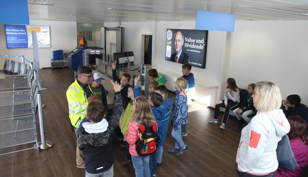 Paul Turner erklärte den Schülerinnen und Schülern, wie die Sicherheitskontrollen am Flughafen ablaufen.