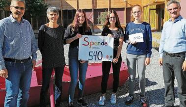 Schülerinnen spenden an Verein Rhyboot