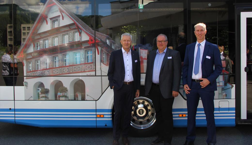 Vor dem Jubiläumsbus mit Bernecker Sujet: Daniel Wild, VR-Präsident Bus Ostschweiz, Stadtpräsident Ruedi Mattle und Unternehmensleiter Roland Ochsner (von links).