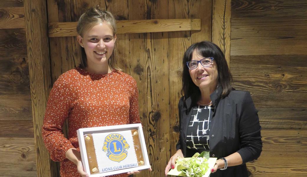 Tabea Keller erhielt von Präsidentin Monika Bodenmann den mit 1000 Franken dotierten Anerkennungspreis des Lion-Clubs. 