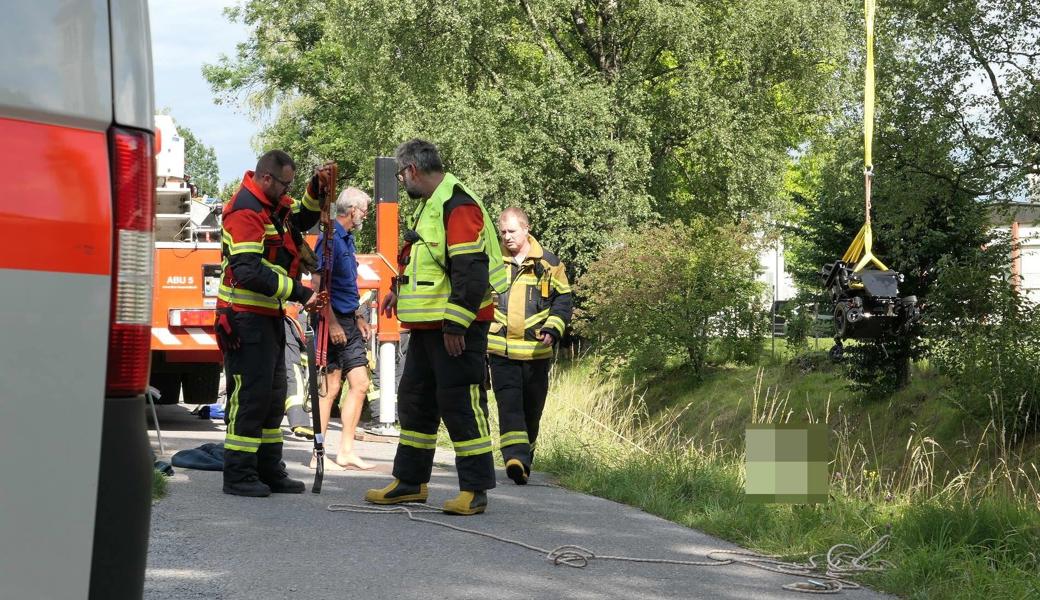 Die Feuerwehr barg die Frau.