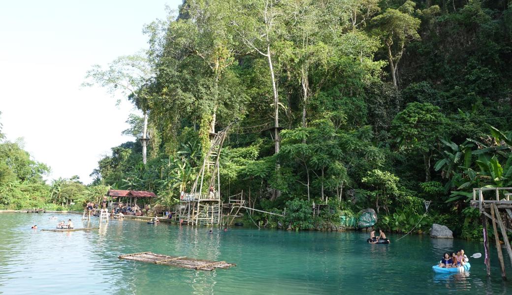 Die Weltenbummler konnten Laos nicht mehr verlassen. Beim Anblick dieser Lagune kann man sagen: Es gibt schlimmeres. 