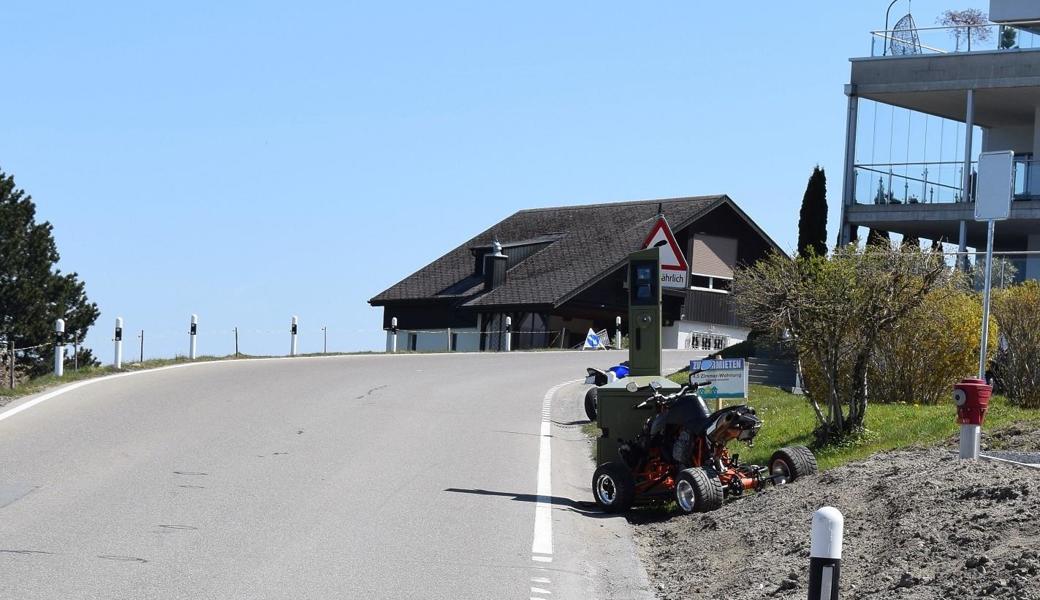 Der Quadfahrer wollte nach rechts ausweichen, als vor ihm ein Fahrzeug bremste - und fuhr in die Radaranlage.