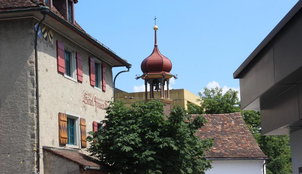 Blick aufs Türmli der Frauenhof-Kapelle und ein Stück der Frauenhof-Residenz (gelb, hinterm Baum).