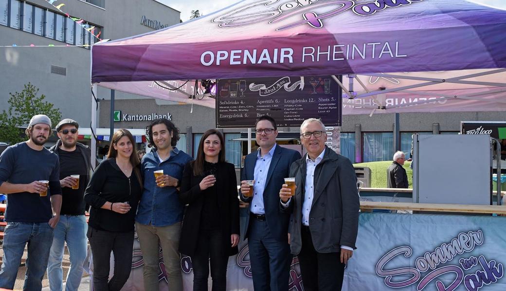 Von links: Vier OK-Mitglieder stossen mit Silvana Buschor und René Federer (St. Galler Kantonalbank) und Norbert Büchel (DerMobiliar) auf das Festival Sommer im Park an. 
