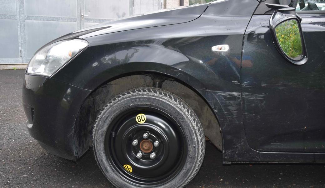 Bei der Kollision mit dem Roller wurde das Auto beschädigt.