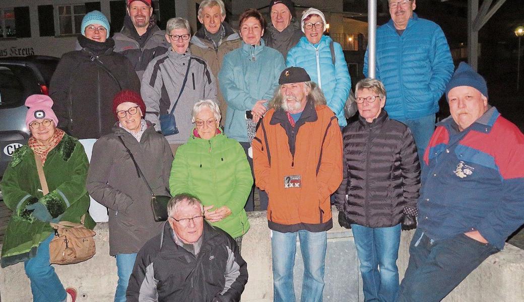 Die Gruppe auf dem Kirchplatz. 