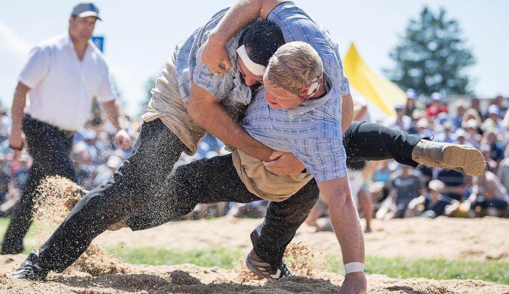 Ostschweizer Stars der Schwingerszene: Der Rheintal-Oberländer Christian Bernold (rechts) im Zweikampf mit dem starken Eidgenossen Daniel Bösch.