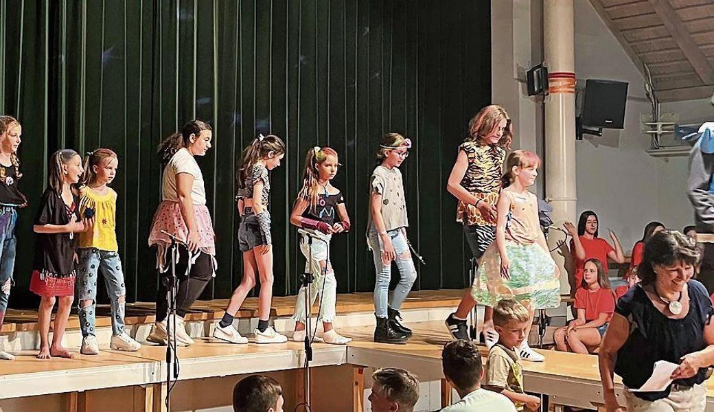 Die Kinder des Schulkreises Rosenberg begeisterten das Publikum mit dem Musical «Der kleine Kerl vom anderen Stern» und einem Showprogramm. 