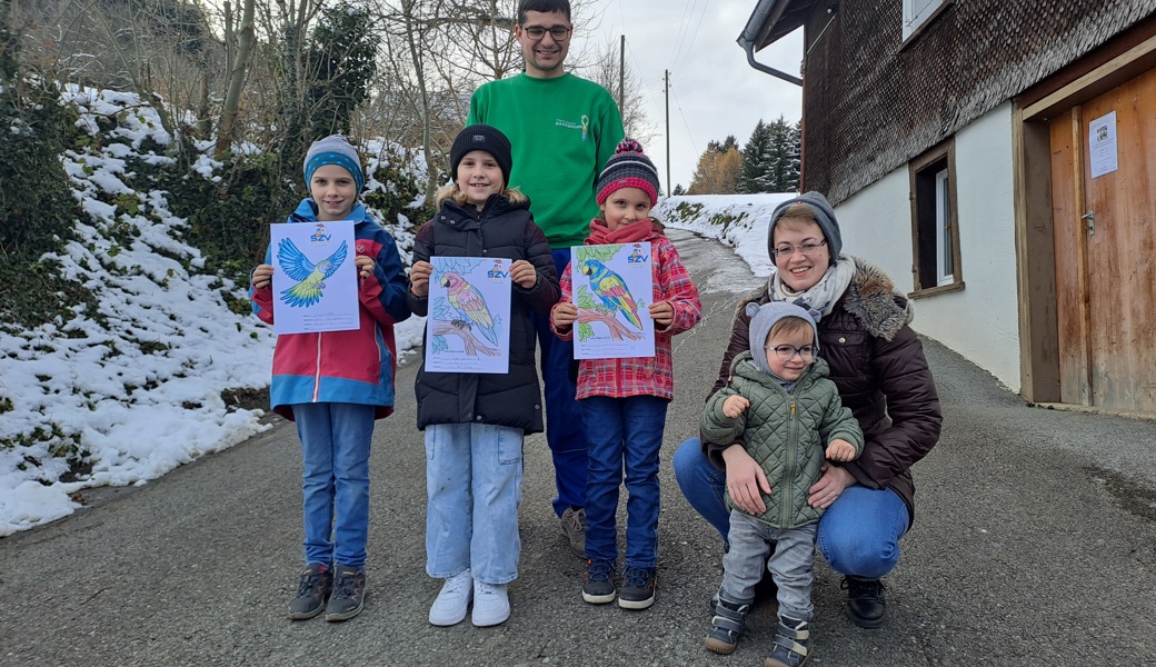 von links:  glückliche Gewinnerinnen: Corinne 9 Jahre, Nika 8 Jahre, Luisa 5 Jahre,  Sabrina Schlachter (Initiantin Malwettbewerb) Ronny Hardegger ( Präsident SZV Rheintal)