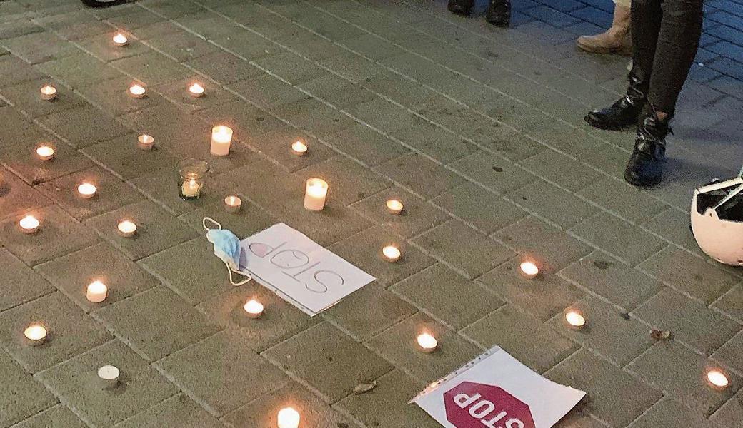 Kerzen und Anti-Masken-Botschaften beim Schulhaus Wyden. 