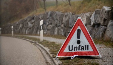 Fahrerflucht: Autofahrer fährt Fussgänger an und flüchtet, statt zu helfen