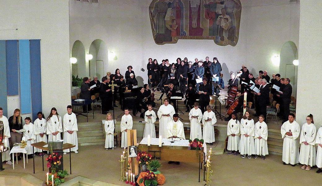 Patrozinium zu Ehren der Kirchenpatronin Theresia von Lisieux. 