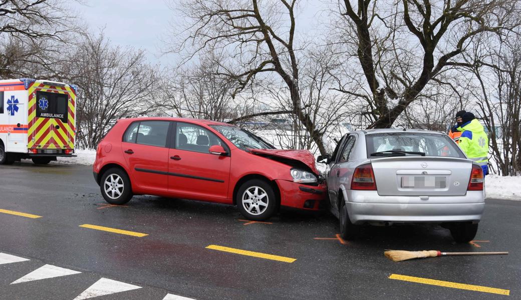 Beide Fahrer mussten ins Spital gebracht werden.