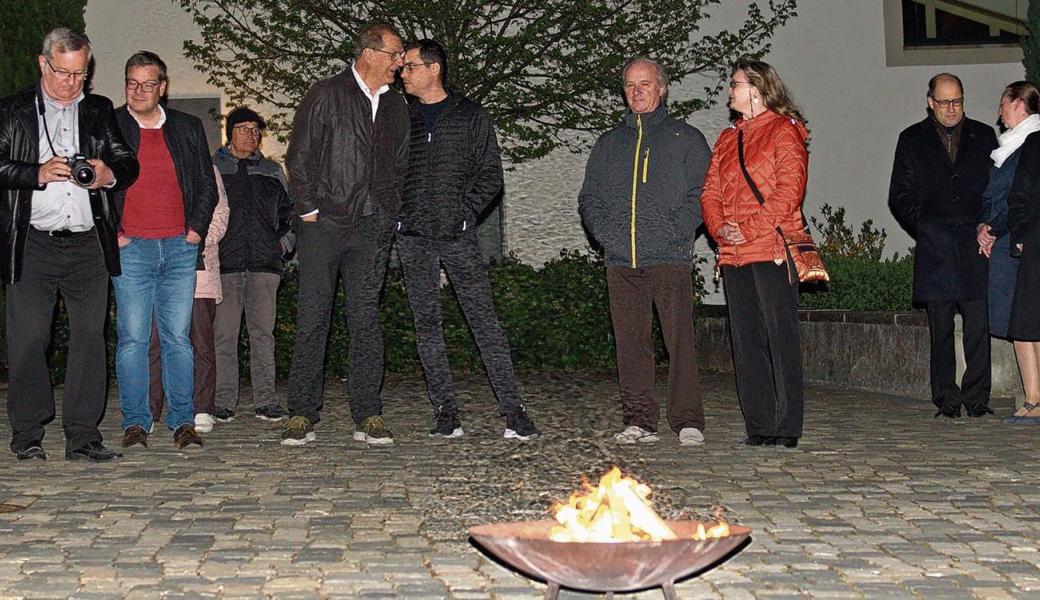 Die Gläubigen versammelten sich um das Osterfeuer, das den Sieg des Lichtes über die Finsternis darstellte. 