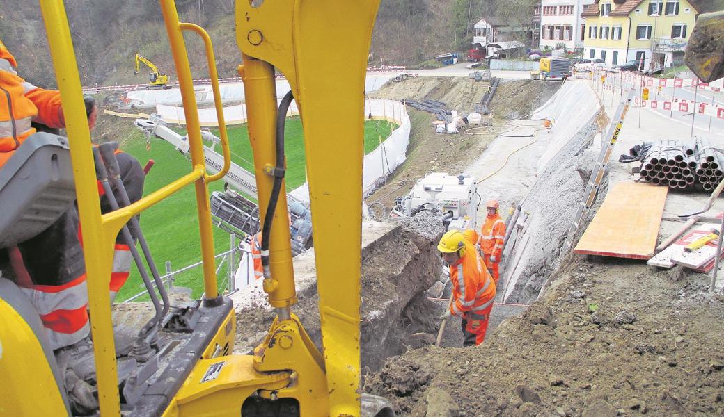 Zwischen Oberegg und Reute sind derzeit im Bereich Wolftobel umfangreiche, Verkehrseinschränkungen bedingende Strassenbauarbeiten im Gange. 