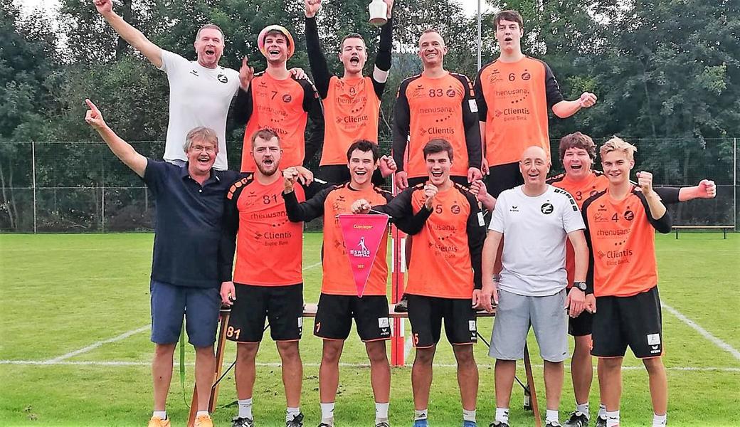 Faustball Widnau feiert den Gewinn des Pokals, der leicht zu übersehen ist: Captain Yanick Linder (hinten 3.v.l.) hält ihn in der Hand.