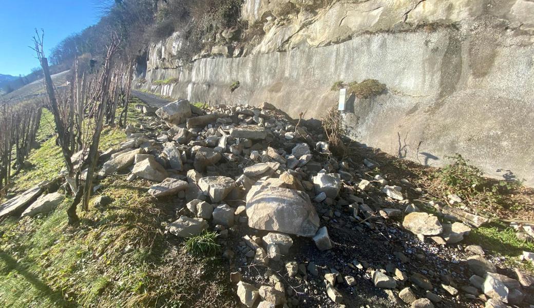 Nach dem Felssturz muss beim Grüeziweg eine instabil zu werden drohende Wandscheibe abgesprengt werden.