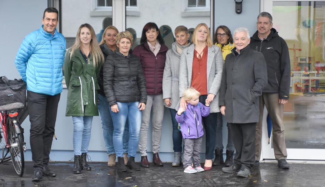 Vertreter der Politischen Gemeinde und der Schule Diepoldsau übergaben am Dienstagmittag die neuen Räume des ehemaligen Werkhofcontainers offizielle dem Verein Spielgruppe Diepoldsau.